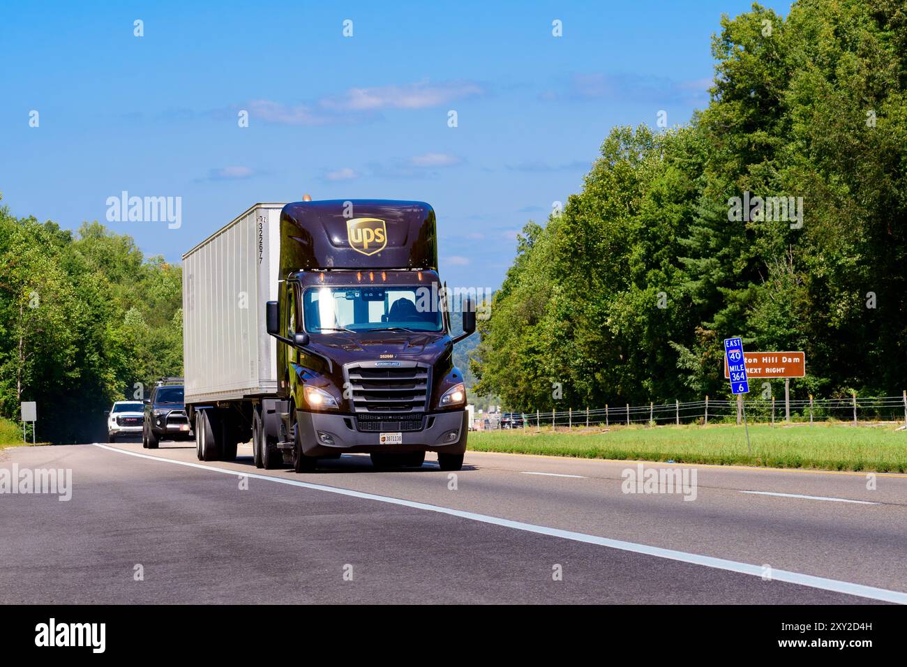 Knoxville, Tennessee, USA – 20. August 2024: Horizontale Aufnahme einer USV von United Parcel Service, die auf einer Tennessee interstate unterwegs ist. Hitzewelle Stockfoto