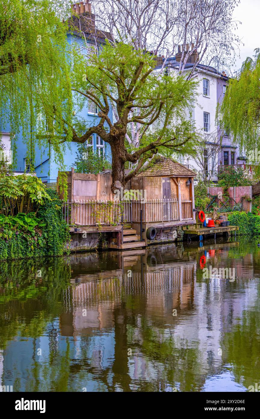 Typisches viktorianisches Londoner Luxushaus im Wohnviertel Maida Vale in London mit privatem Bootssteg am Regent's Canal mit Wasserrückfahrt Stockfoto