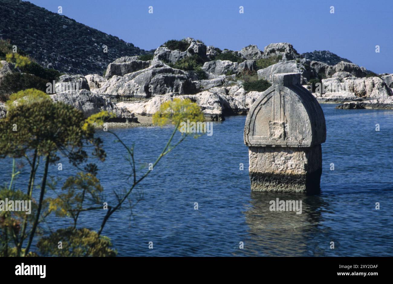 Lykische Sarkophage im Wasser, Dorf Kale, Kalekoy oder Simena, Kekova Bay, in der Nähe von Kas, Lykische Küste, Provinz Antalya Stockfoto