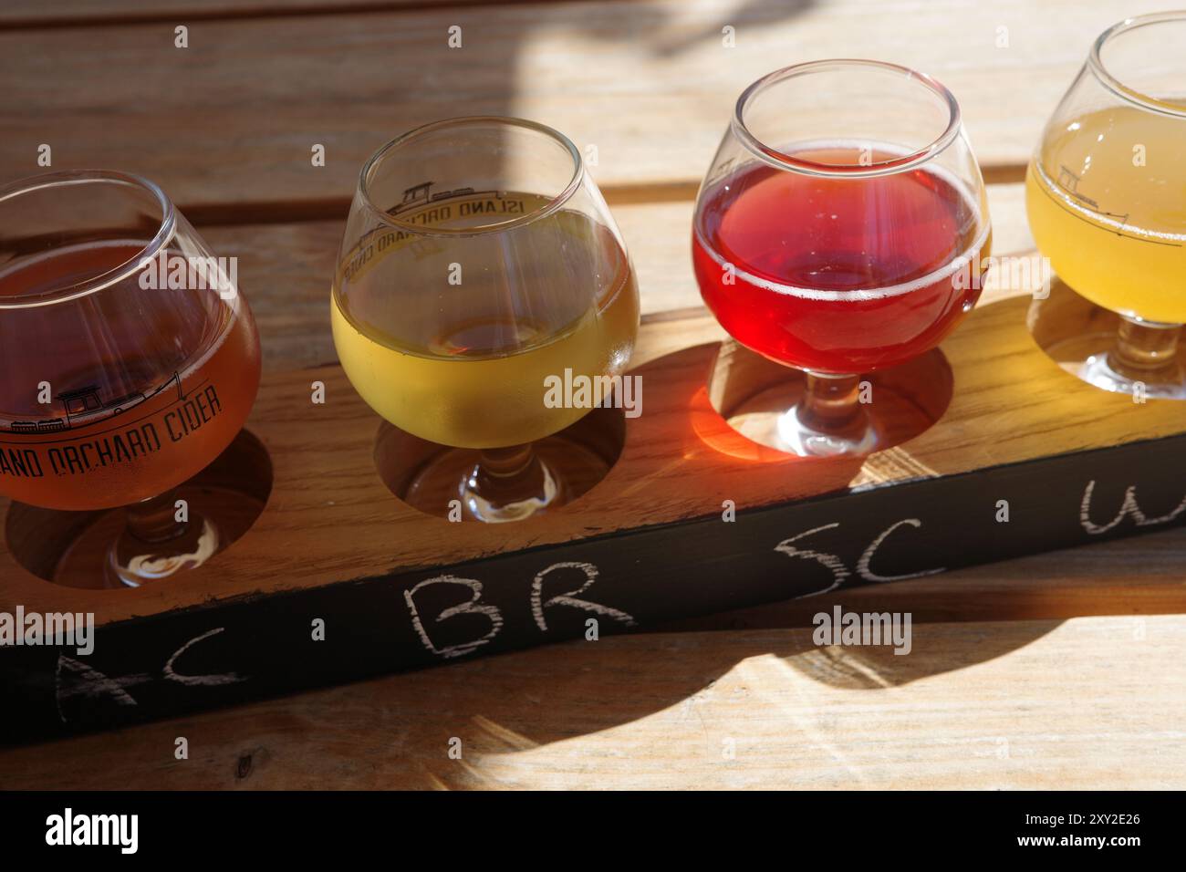 Ein Cidre-Flug bei Island Orchard Cider in Ellison Bay, Wi. Stockfoto
