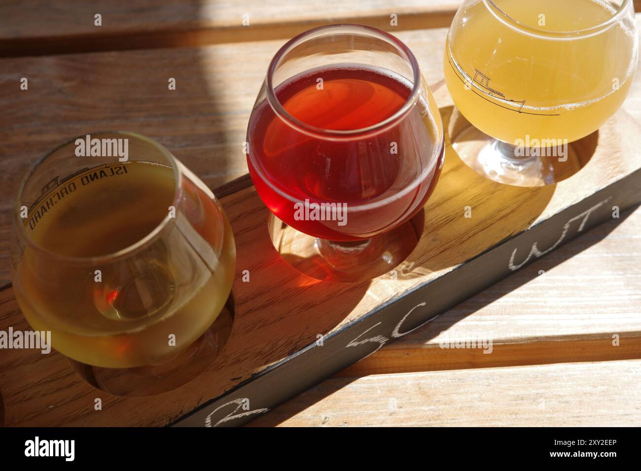 Ein Cidre-Flug bei Island Orchard Cider in Ellison Bay, Wi. Stockfoto