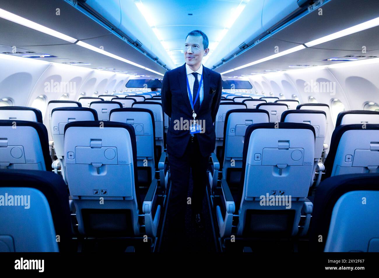 SCHIPHOL - Benjamin Smith im neuen Flugzeug KLM Airbus A321neo. Für KLM bedeutet die Ankunft des A321neo einen Schritt in der Erneuerung seiner Flotte hin zu saubereren, leiseren und kraftstoffsparenderen Flugzeugen. ANP RAMON VAN FLYMEN niederlande aus - belgien aus Stockfoto