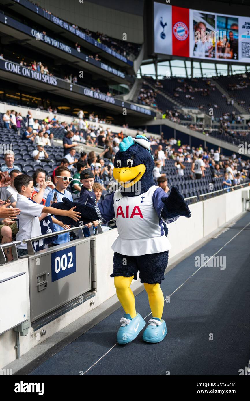 London, England. August 2024. Das Tottenham-Maskottchen Lily, das im Fußballclub zwischen Tottenham Hotspur und Bayern München im Tottenham Hotspur Stadium in London zu sehen war. Stockfoto