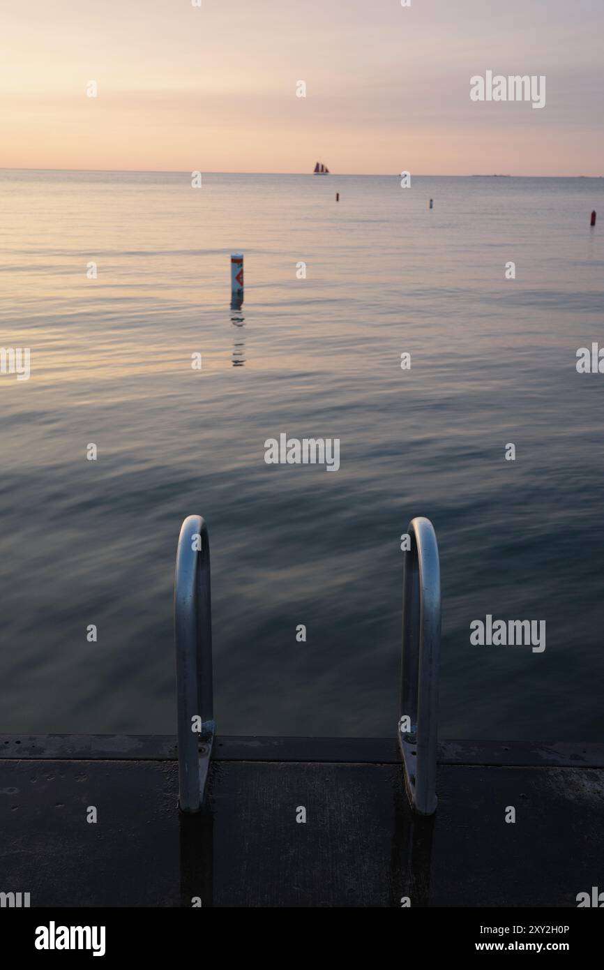 Blick auf Green Bay bei Sonnenuntergang vom Dock in Sister Bay Wisconsin im Door County Stockfoto