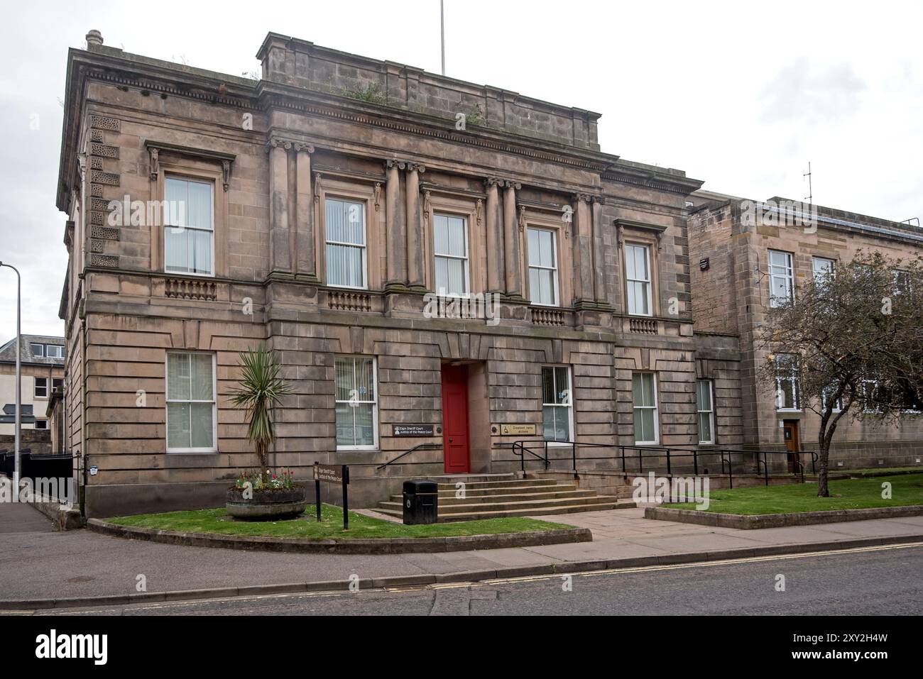 Außenansicht des Elgin Sheriff Court und des Justice of the Peace Court in Elgin, Moray, Schottland, Großbritannien. Stockfoto