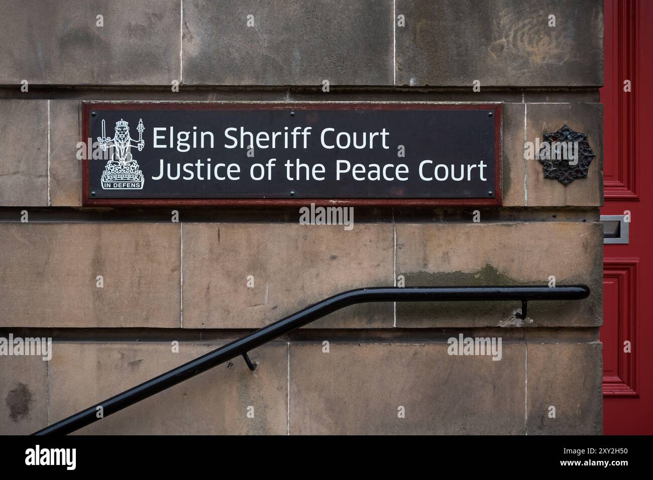 Unterschreiben Sie vor dem Elgin Sheriff Court und dem Friedensgericht in Elgin, Moray, Schottland, Großbritannien. Stockfoto