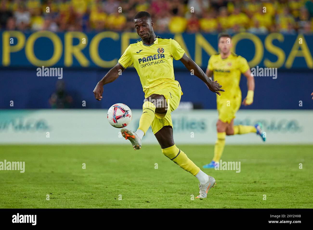 Villarreal, Spanien. August 2024. VILLARREAL, SPANIEN - 26. AUGUST: Nicolas Pepe, defensives Mittelfeld von Villarreal CF, spielt mit dem Ball während des LaLiga EA Sports Matches zwischen Villarreal CF und RC Celta de Vigo im La Ceramica Stadium am 26. August 2024 in Villarreal, Spanien. (Foto von Jose Torres/Photo Players Images/Magara Press) Credit: Magara Press SL/Alamy Live News Stockfoto