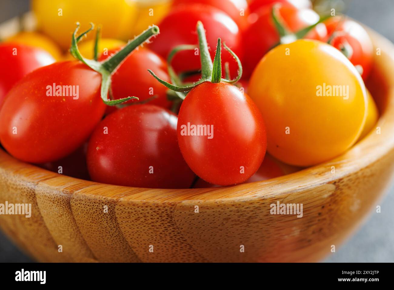 Verschiedene bunte Kirschtomaten in einer Schüssel. Stockfoto