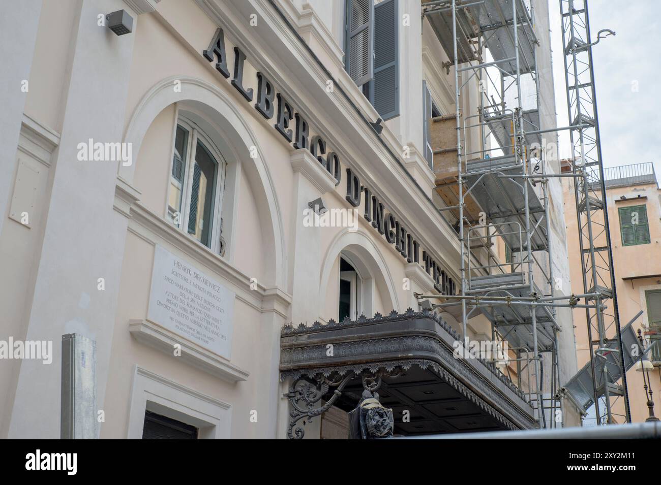 Rom, Italien. August 2024. Das Äußere des England Hotels während der Renovierung in Vorbereitung auf die bevorstehende Wiedereröffnung in Rom. Das Hotel d'Inghilterra, ein historischer Bezugspunkt für römische Luxus-Gastfreundschaft, wird Ende September wieder eröffnet. Das Gebäude befindet sich in einer Ecke Roms, die im 19. Jahrhundert als „˜das englische Ghetto“ bezeichnet wurde. Die Ursprünge des Gebäudes reichen bis ins 15. Jahrhundert zurück. Im Laufe der Zeit war es der Gastpalast, den die Familie Torlonia, die im Gebäude gegenüber wohnte, für Besucher vorgesehen hatte. Es wurde 1845 in ein Hotel umgewandelt und hatte schon illustre Gäste wie Stockfoto