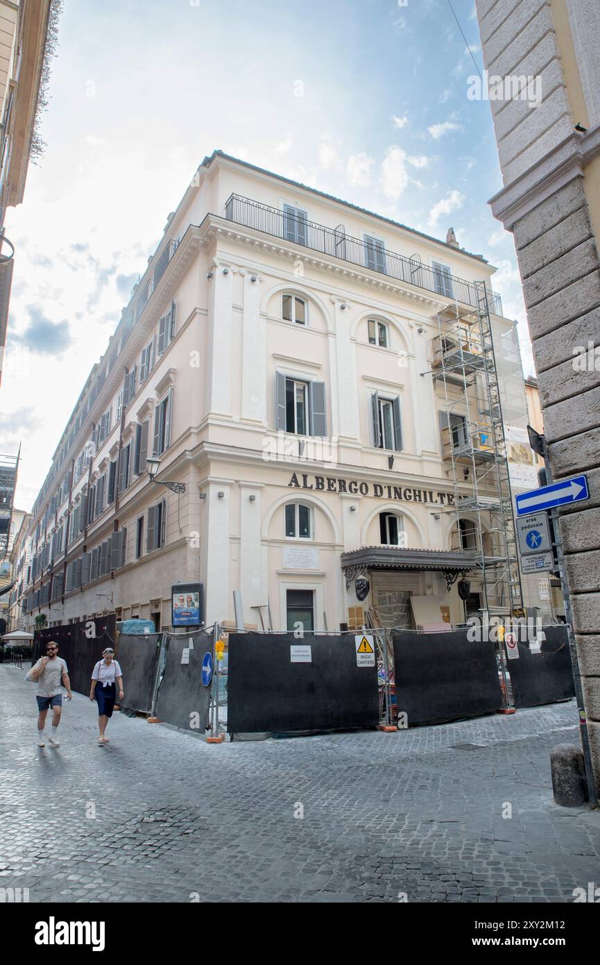 Rom, Italien. August 2024. Das Äußere des England Hotels während der Renovierung in Vorbereitung auf die bevorstehende Wiedereröffnung in Rom. Das Hotel d'Inghilterra, ein historischer Bezugspunkt für römische Luxus-Gastfreundschaft, wird Ende September wieder eröffnet. Das Gebäude befindet sich in einer Ecke Roms, die im 19. Jahrhundert als „˜das englische Ghetto“ bezeichnet wurde. Die Ursprünge des Gebäudes reichen bis ins 15. Jahrhundert zurück. Im Laufe der Zeit war es der Gastpalast, den die Familie Torlonia, die im Gebäude gegenüber wohnte, für Besucher vorgesehen hatte. Es wurde 1845 in ein Hotel umgewandelt und hatte schon illustre Gäste wie Stockfoto