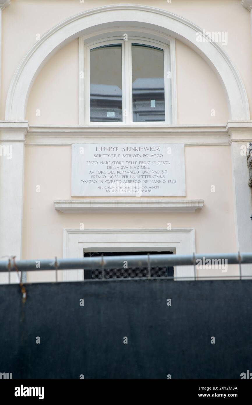 Rom, Italien. August 2024. Die Marmorplatte mit der Widmung an den polnischen Schriftsteller und Journalisten Henryk Sienkiewicz an der Hauptfassade des England Hotels während der Renovierung im Hinblick auf die bevorstehende Wiedereröffnung in Rom. Das Hotel d'Inghilterra, ein historischer Bezugspunkt für römische Luxus-Gastfreundschaft, wird Ende September wieder eröffnet. Das Gebäude befindet sich in einer Ecke Roms, die im 19. Jahrhundert als „˜das englische Ghetto“ bezeichnet wurde. Die Ursprünge des Gebäudes reichen bis ins 15. Jahrhundert zurück. Im Laufe der Zeit war es der Gastpalast der Familie Torlonia, die im Gebäude gegenüber wohnte, ich Stockfoto