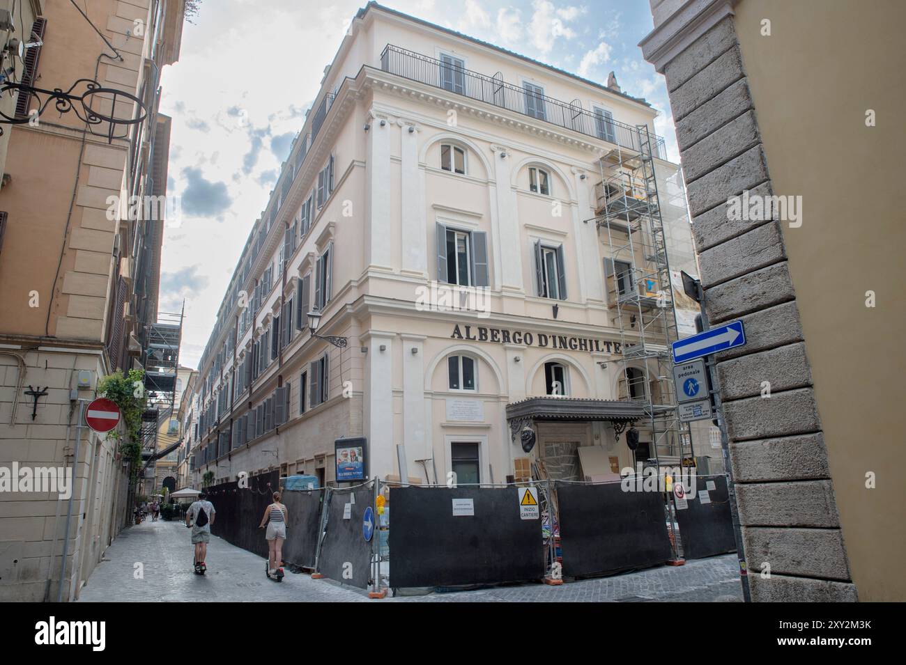 Rom, Italien. August 2024. Das Äußere des England Hotels während der Renovierung in Vorbereitung auf die bevorstehende Wiedereröffnung in Rom. Das Hotel d'Inghilterra, ein historischer Bezugspunkt für römische Luxus-Gastfreundschaft, wird Ende September wieder eröffnet. Das Gebäude befindet sich in einer Ecke Roms, die im 19. Jahrhundert als „˜das englische Ghetto“ bezeichnet wurde. Die Ursprünge des Gebäudes reichen bis ins 15. Jahrhundert zurück. Im Laufe der Zeit war es der Gastpalast, den die Familie Torlonia, die im Gebäude gegenüber wohnte, für Besucher vorgesehen hatte. Es wurde 1845 in ein Hotel umgewandelt und hatte schon illustre Gäste wie Stockfoto