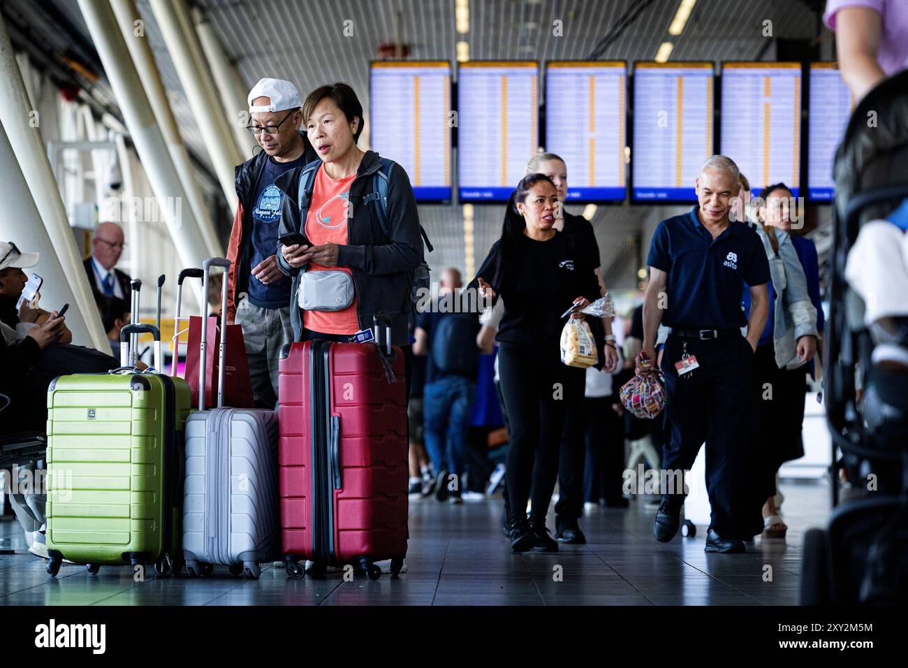 SCHIPHOL - Passagiere in Schiphol. Des Flughafens Schiphol vor den Halbjahreszahlen. Obwohl es in Schiphol immer mehr los wird, bleiben die Passagierzahlen unter dem Niveau vor der Corona-Pandemie. ANP RAMON VAN FLYMEN niederlande aus - belgien aus Stockfoto