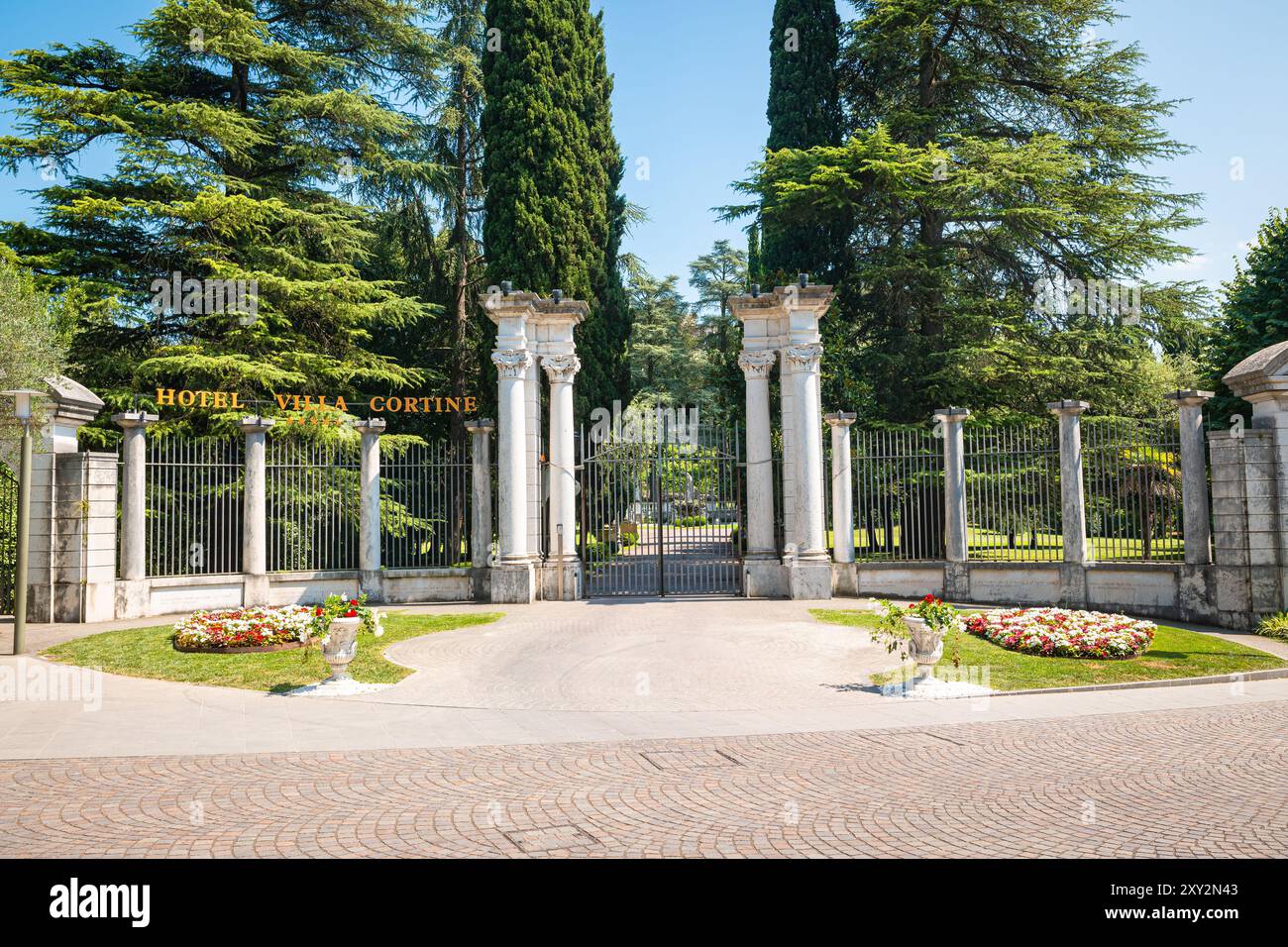 Eingangstor zum fünf-Sterne-Hotel ¨Villa Cortine¨, einer historischen Villa aus dem 19. Jahrhundert in Sirmione am Rande des Gardasees, Italien Stockfoto