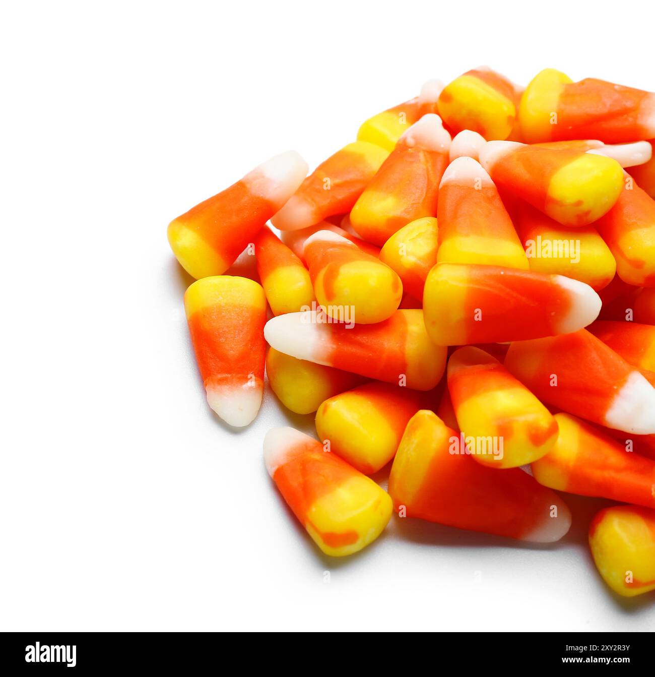 Leckere Halloween-Bonbons auf weißem Hintergrund, Nahaufnahme Stockfoto