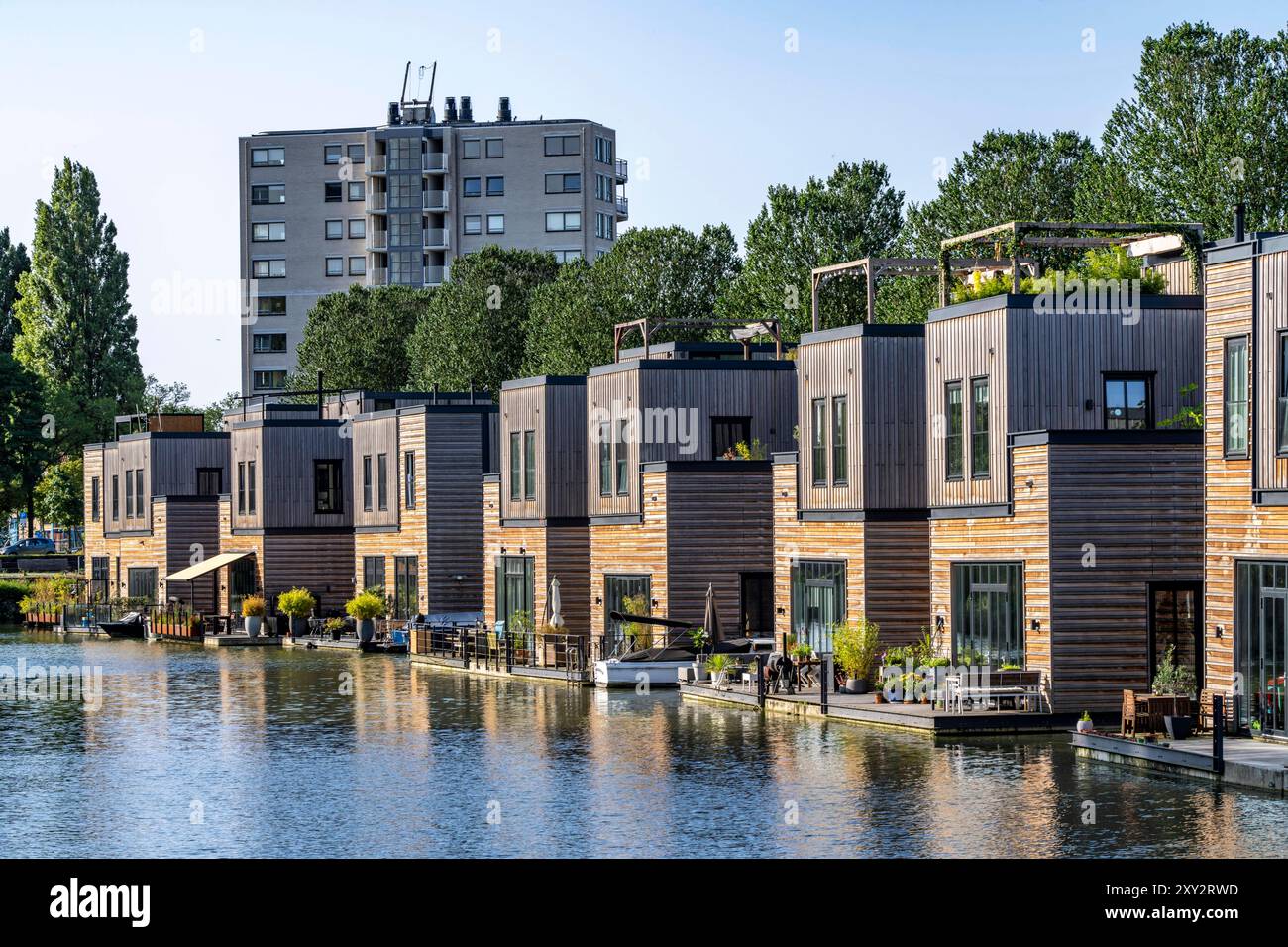 18 schwimmende Wohnhäuser Havenlofts Nassauhaven, energieneutral, Solarzellen, Wärme aus Biomasse, Holzbauweise, eigene Abwassereinigung, schwimmende Wohnstraße, Pilotprojekt Gezeitenpark, im Stadtteil Feijenoord, Rotterdam, Niederlande schwimmende Wohnhäsuer *** 18 schwimmende Wohnhäuser Havenlofts Nassauhaven, energieneutral, Solarzellen, Wärme aus Biomasse, Holzbau, eigene Abwasserbehandlung, schwimmende Wohnstraße, Pilotprojekt Gezeitenpark, im Stadtteil Feijenoord, Rotterdam, Niederlande, schwimmende Häuser Stockfoto