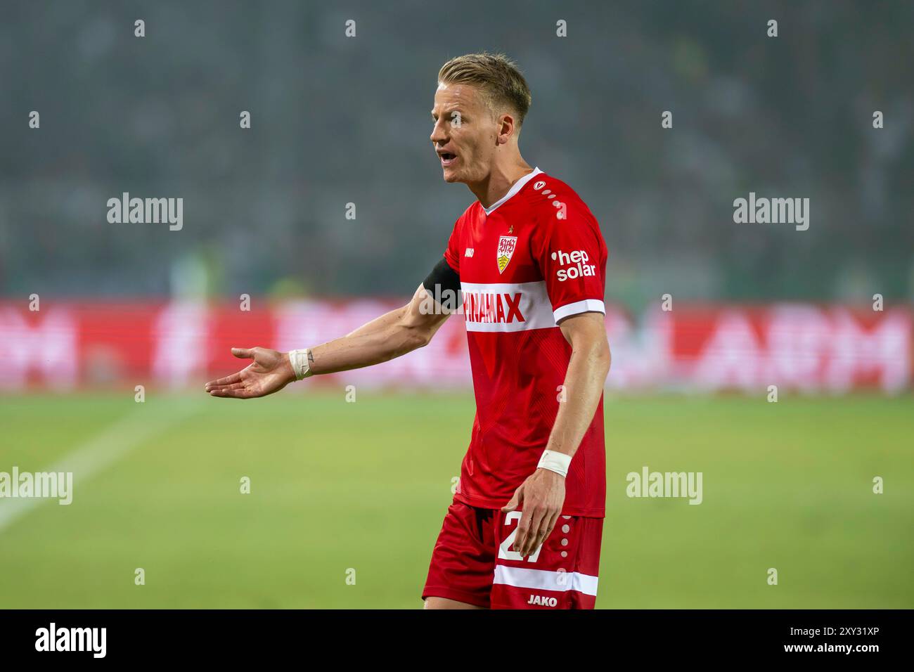 27.08.2024, Preußen Münster - VfB Stuttgart, DFB-Pokal, 1. Runde Stuttgarts Chris Führich beschwert sich. Wichtiger Hinweis: Gemaess den Vorgaben der DFL Deutsche Fussball Liga bzw. Des DFB Deutscher Fussball-Bund ist es untersagt, in dem Stadion und/oder vom Spiel angefertigte Fotoaufnahmen in Form von Sequenzbildern und/oder videoaehnlichen Fotostrecken zu verwerten Foto: Bahho Kara/Kirchner-Media Stockfoto