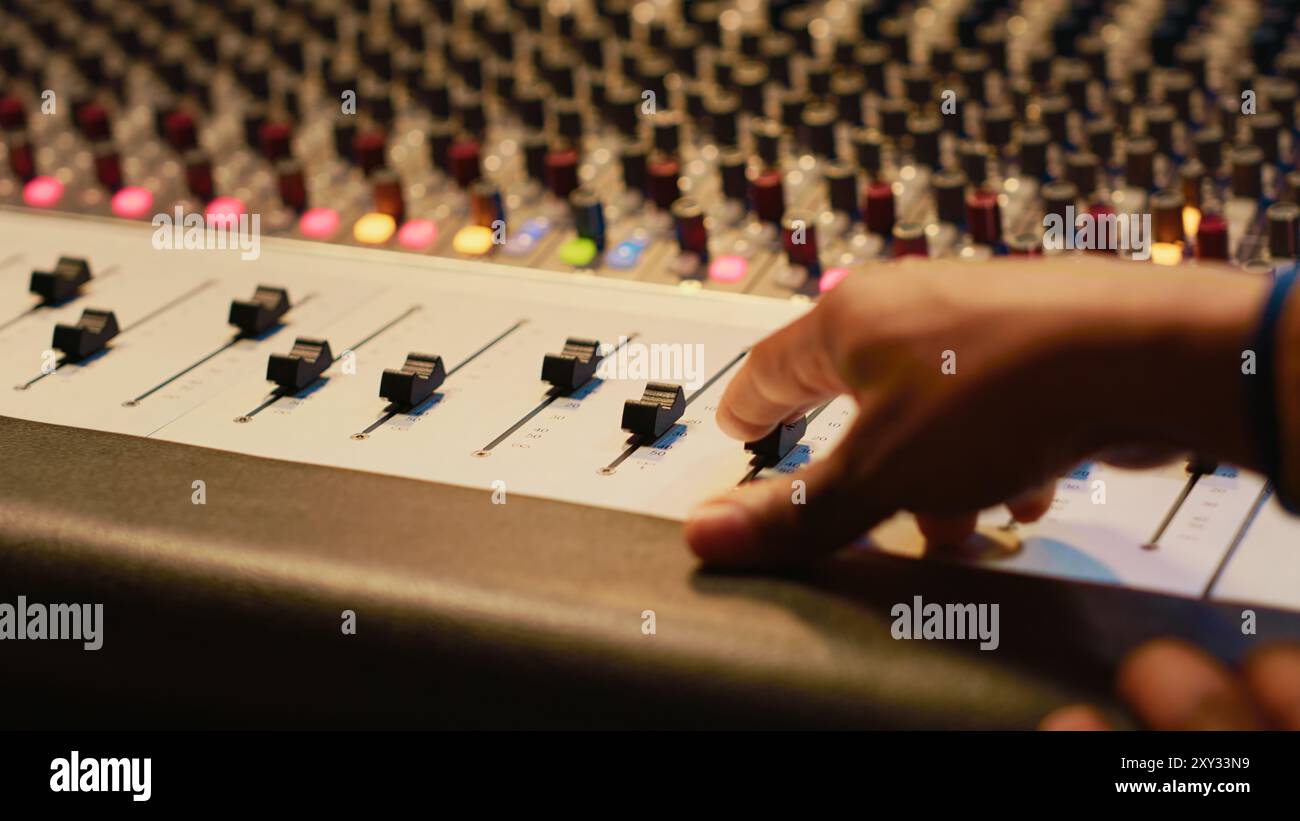 Künstler Komponist kreiert einen neuen Song auf seiner Elektrogitarre im Studio und nimmt Tracks im Kontrollraum mit Mischpult und Verstärker auf. Songwriter kreiert neue Musik für sein Album. Kamera A.. Stockfoto