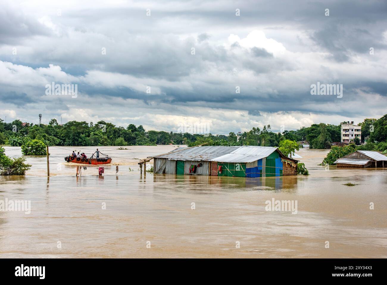 Die Hochwassersituation in Chittagong verschlechtert sich allmählich. Da das Wasser des Flusses Feni 2 Meter über der Hochwassergrenze liegt und das Wasser des Flusses Halda 1 Meter über dem Flussufer fließt, werden neue Gebiete überschwemmt. Neue Gebiete werden von Überschwemmungen überschwemmt. Mindestens 11 Bezirke des Landes wurden in einem Zeitraum von einem Tag durch starke Regenfälle und plötzliche Überschwemmungen in den Hügeln überflutet. Die Zahl der von Überschwemmungen betroffenen Menschen in diesen Bezirken beträgt etwa 45 Sek. Im Moment sind 8 Seen 87 629 Familien ohne Wasser. (Foto von Md. Zakir Hossain/Pacific Press/SIPA USA) Stockfoto