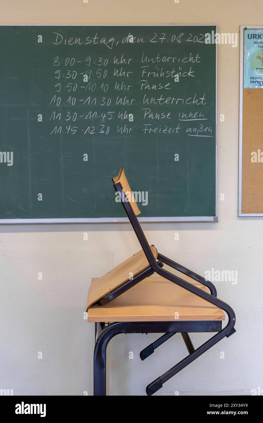 Klassenraum einer vierten Klasse, nach Schulschluss, das Gebäude ist schon älter aber in gutem Zustand, Stundenplan Grundschule *** Klassenraum einer vierten Klasse, nach der Schule ist das Gebäude älter, aber in gutem Zustand, Fahrplan Grundschule Stockfoto