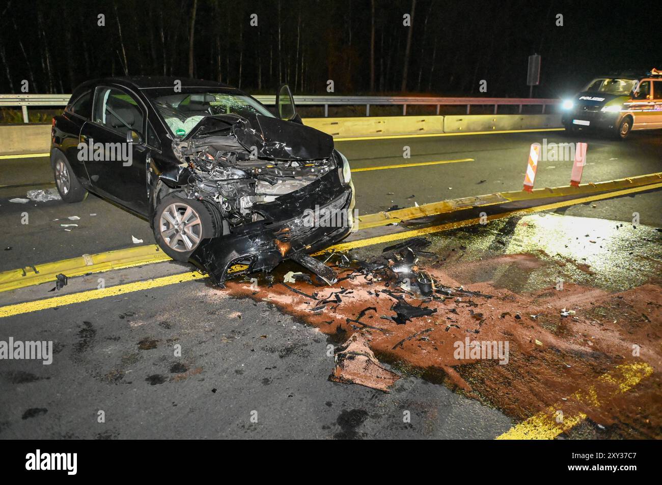 A72/Zwenkau - Frontalcrash im Baustellenbereich Mindestens zwei Menschen schwer verletzt 14.08.2024 gegen 21,45 Uhr A72, zwischen Zwenkau und Kreuz Leipzig-Süd zu einem schweren Unfall kam es am Mittwochabend auf der Autobahn 72 zwischen Zwenkau und Kreuz Leipzig-Süd. Nach ersten Angaben der Polizei sind aus bisher ungeklärter Ursache gegen 21,45 Uhr zwei Fahrzeuge im Baustellenbereich frontal ineinander geprallt. Dabei wurden beide Fahrer schwer verletzt und kamen in einem Krankenhaus. Ob es noch weitere verletzte gab, ist derzeit noch unklar. Feuerwehr, Rettungsdienst und Polizei rückten an. D Stockfoto