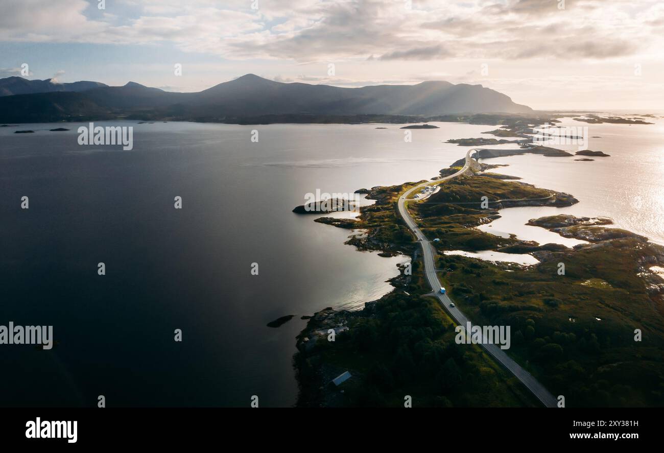 Atlantic Ocean Road mit einer berühmten Storseisundet Bridge von oben. Malerische Naturlandschaft im Norden Norwegens und moderner Autobahnbau Masterpi Stockfoto