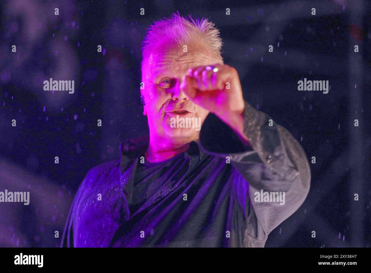 Berlin, Deutschland, 27.07.2024: Brandenburger Tor: CSD: Herbert Grönemeyer singt auf der Bühne und ballt die Faust *** Berlin, 27 07 2024 Brandenburger Tor CSD Herbert Grönemeyer singt auf der Bühne und ballt seine Faust Copyright: XdtsxNachrichtenagenturx dts 44110 Stockfoto