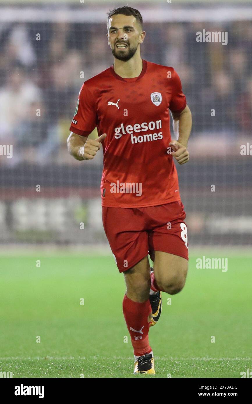 Adam Phillips of Barnsley während des Carabao Cup Matches Barnsley vs Sheffield United in Oakwell, Barnsley, Großbritannien, 27. August 2024 (Foto: Alfie Cosgrove/News Images) Stockfoto