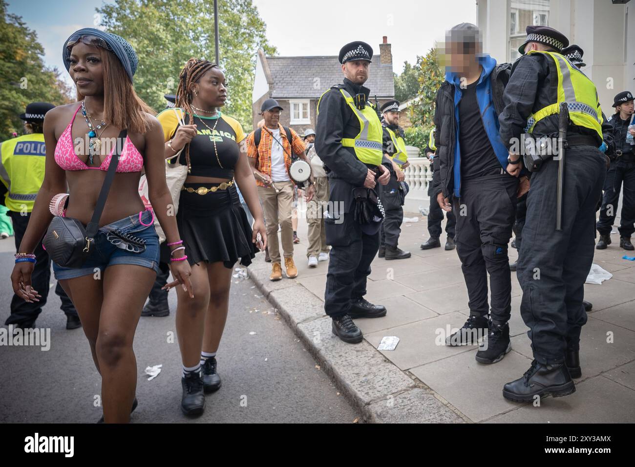 Karneval In Notting Hill. Europas größte Straßenparty erobert die Straßen der Weststadt Londons mit Feiern der karibischen Kultur und Gemeinschaft. Stockfoto