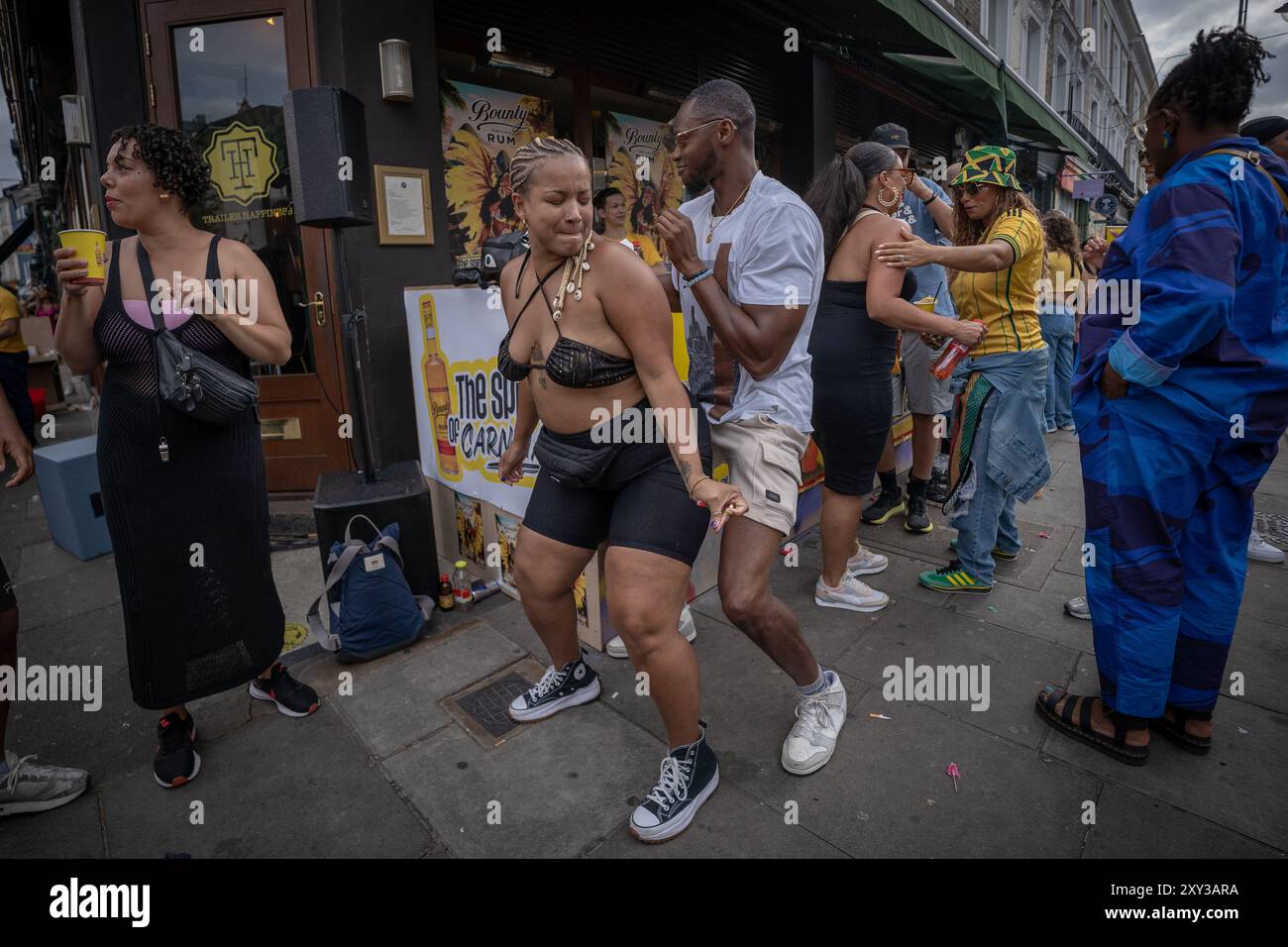 Karneval In Notting Hill. Europas größte Straßenparty erobert die Straßen der Weststadt Londons mit Feiern der karibischen Kultur und Gemeinschaft. Stockfoto