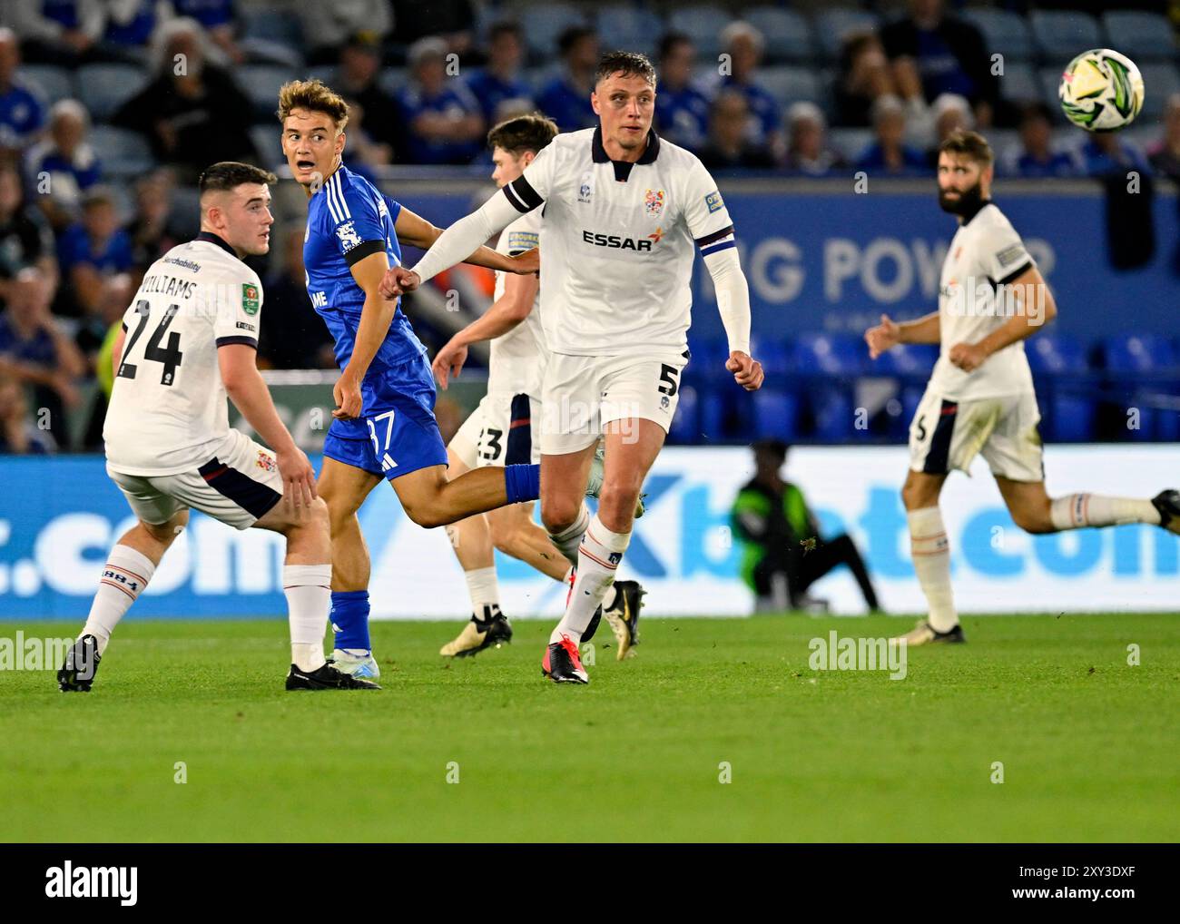 Josh WILLIAMS von den Tranmere Rovers und Tom DAVIES von den Tranmere Rovers blockieren beim Carabao Cup Spiel Leicester City gegen die Tranmere Rovers im King Power Stadium, Leicester, Großbritannien, 27. August 2024 (Foto: Mark Dunn/News Images) Stockfoto