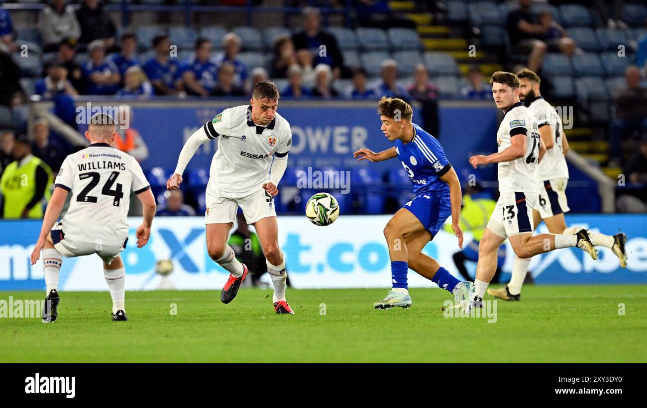 Tom DAVIES von den Tranmere Rovers und Josh WILLIAMS von den Tranmere Rovers verteidigen sich gegen den Angriff von Leicester City während des Carabao Cup Matches Leicester City gegen die Tranmere Rovers im King Power Stadium, Leicester, Großbritannien, 27. August 2024 (Foto: Mark Dunn/News Images) Stockfoto