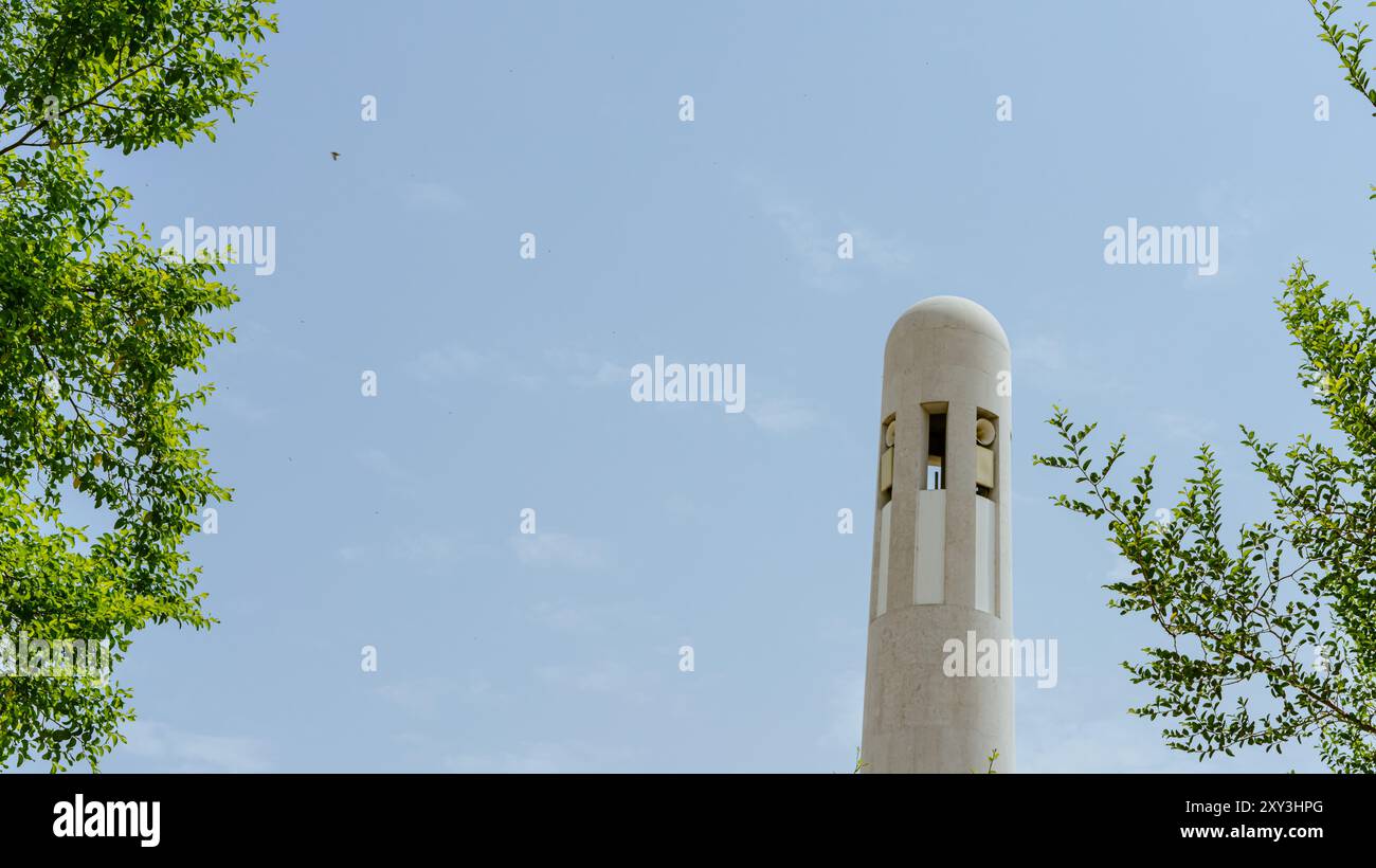 Blick auf Minarett und blauen Himmel von unten nach oben. Hochwertige Fotos Stockfoto