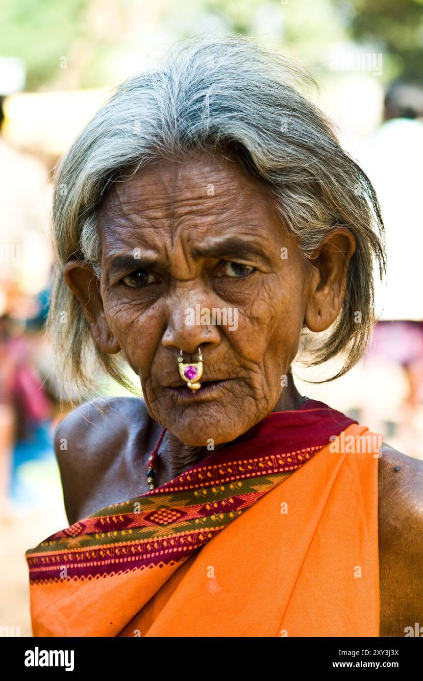 Porträt einer Stammesfrau aus dem ländlichen Odisha, Indien. Stockfoto