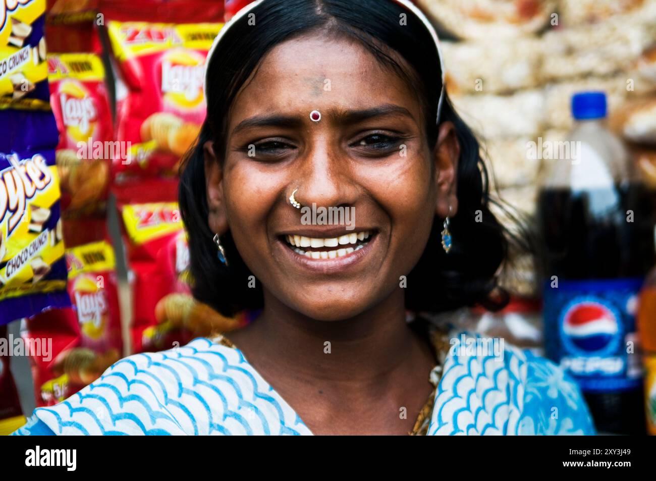 Porträt eines lächelnden Mädchens, aufgenommen in Odisha, Indien. Stockfoto
