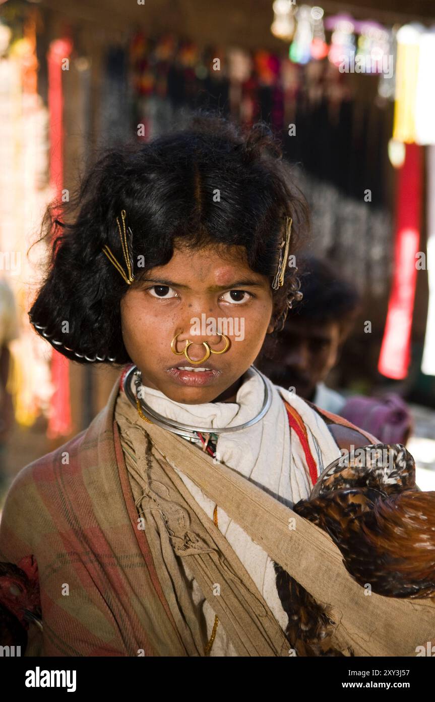 Porträt einer Dongariya Kondh Frau tragen ihre traditionelle Kleidung und Schmuck. Stockfoto