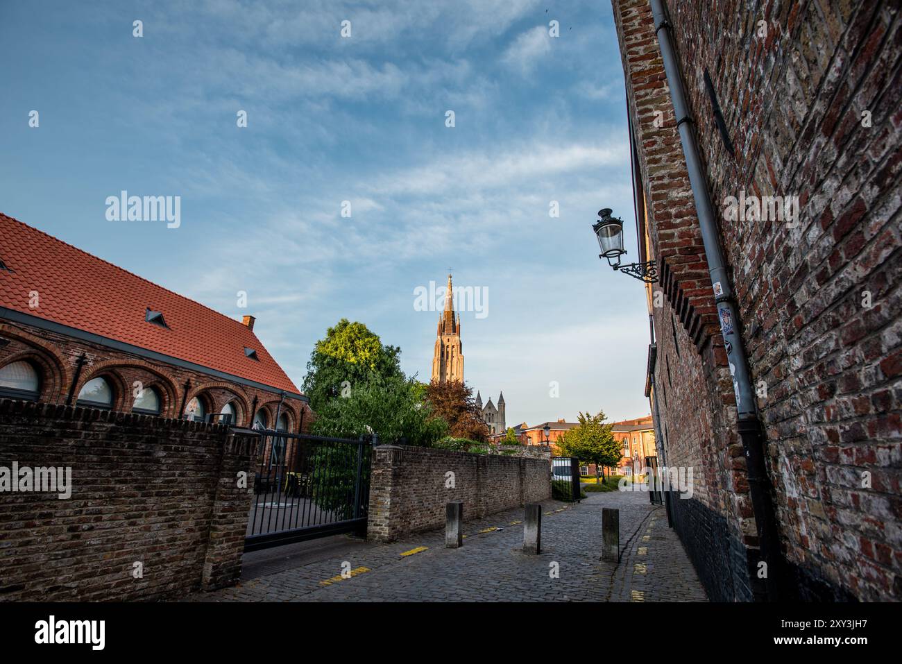 Kopfsteinpflasterweg führt zur Kirche unserer Lieben Frau - Brügge, Belgien Stockfoto