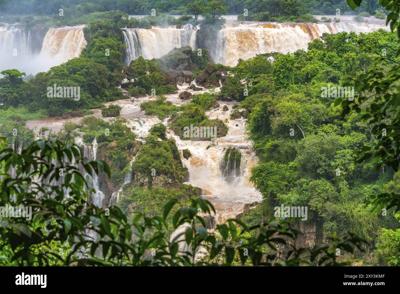 Blick auf den berühmten Iguazu Fälle von der brasilianischen Seite. Die Iguazu Wasserfälle sind die Wasserfälle des Fluss Iguazu an der Grenze zwischen Argentinien und Brasilien Stockfoto