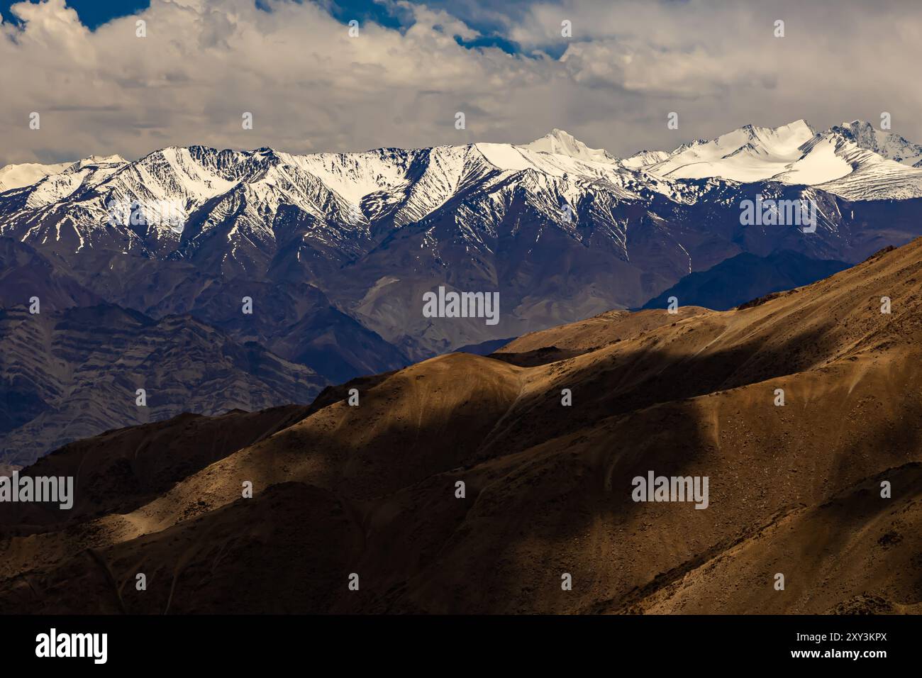 Eine Panoramalandschaft aus Licht und Schatten, die als Kunst auf die Berge fallen Stockfoto