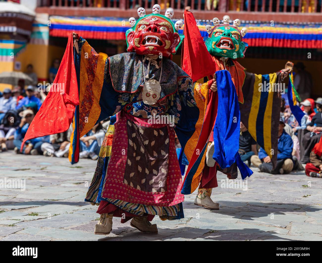 Ladakhi-Mönche tragen traditionelle Trachten und tanzen am 17. Juni 2024 im Hemis-Kloster in Leh, Indien Stockfoto