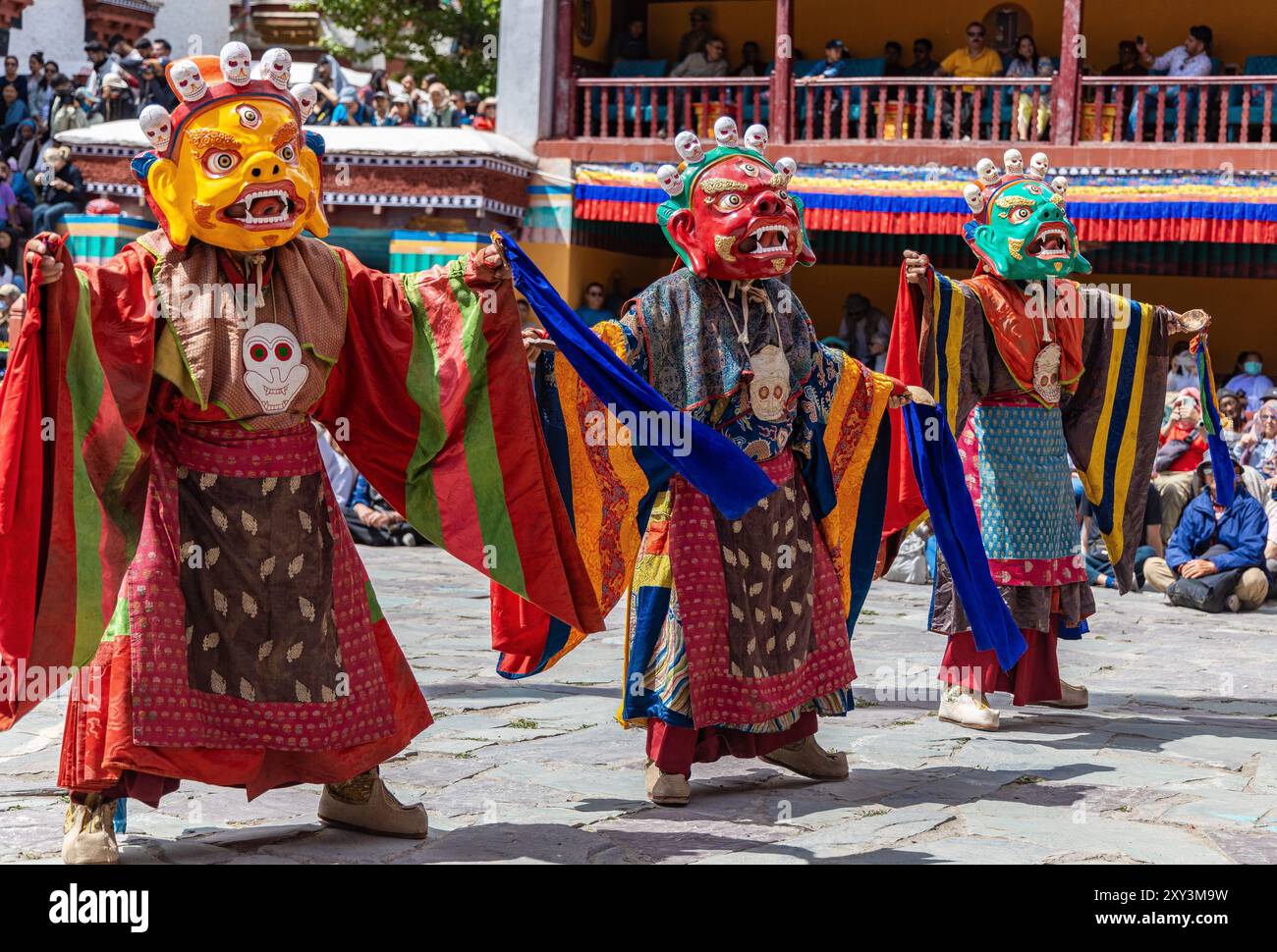 Ladakhi-Mönche tragen traditionelle Trachten und tanzen am 17. Juni 2024 im Hemis-Kloster in Leh, Indien Stockfoto