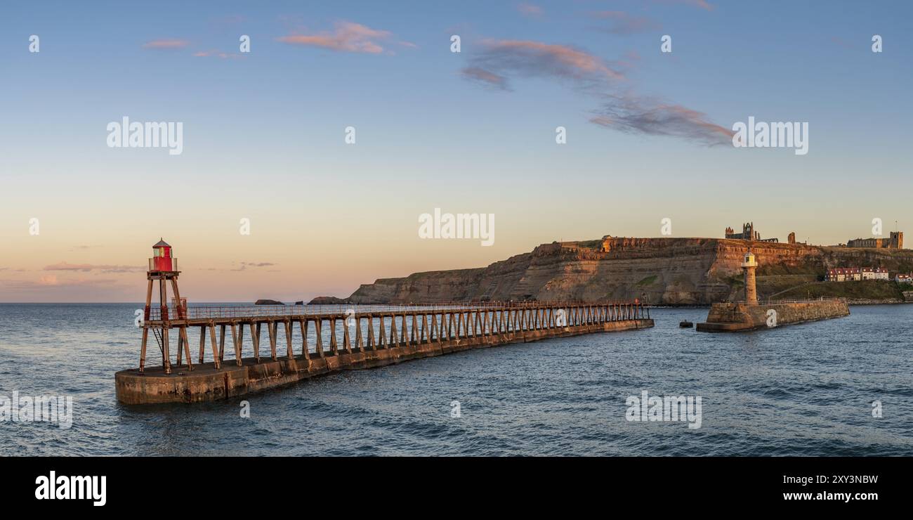 Whitby, North Yorkshire, England, Vereinigtes Königreich, 12. September, 2018: Blick auf Tate Hill und die Stadt mit dem East Pier Lighthouse, vom West Pier aus gesehen Stockfoto