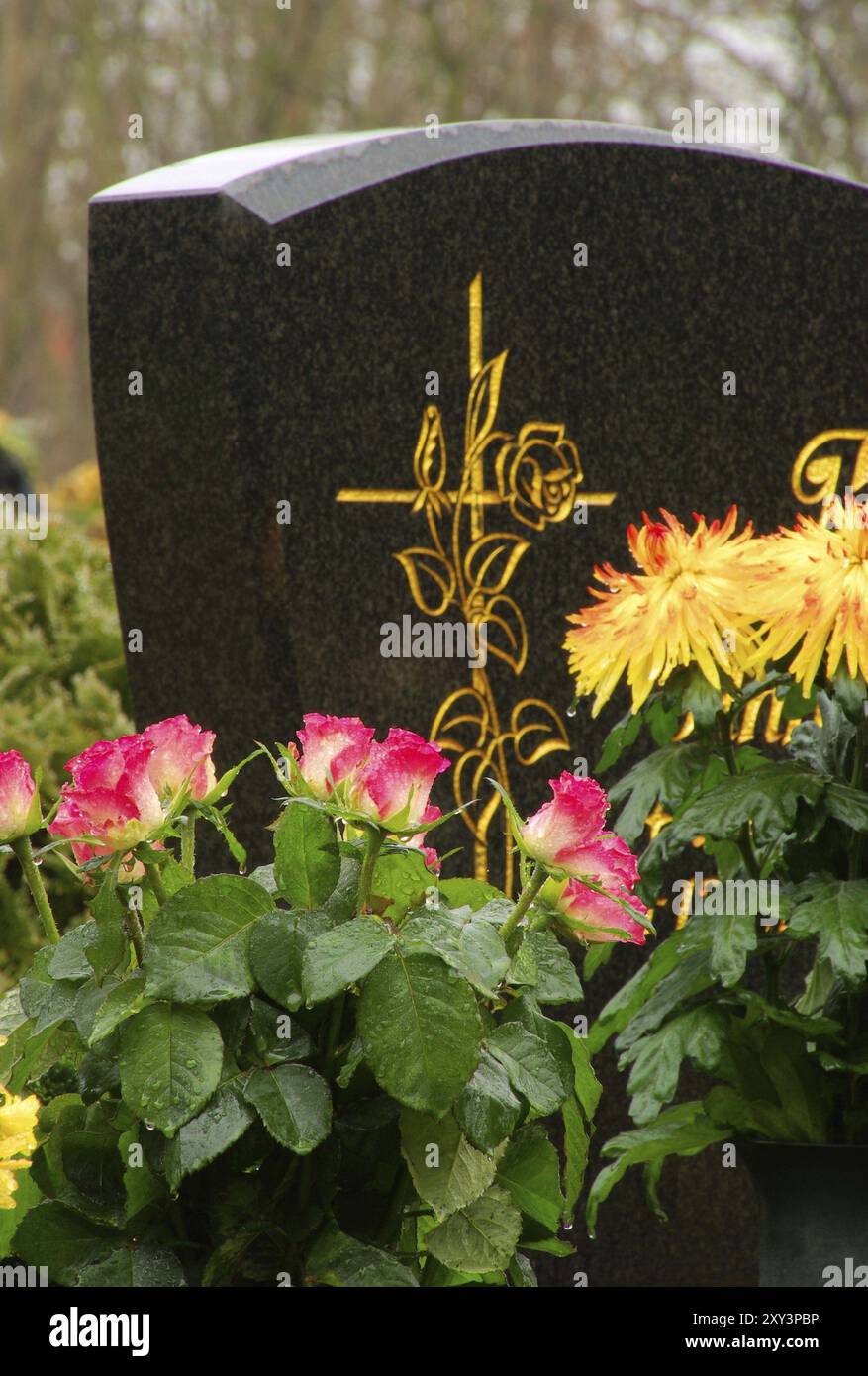 Friedhofsanordnung, Friedhof mit Blumenanordnung Stockfoto