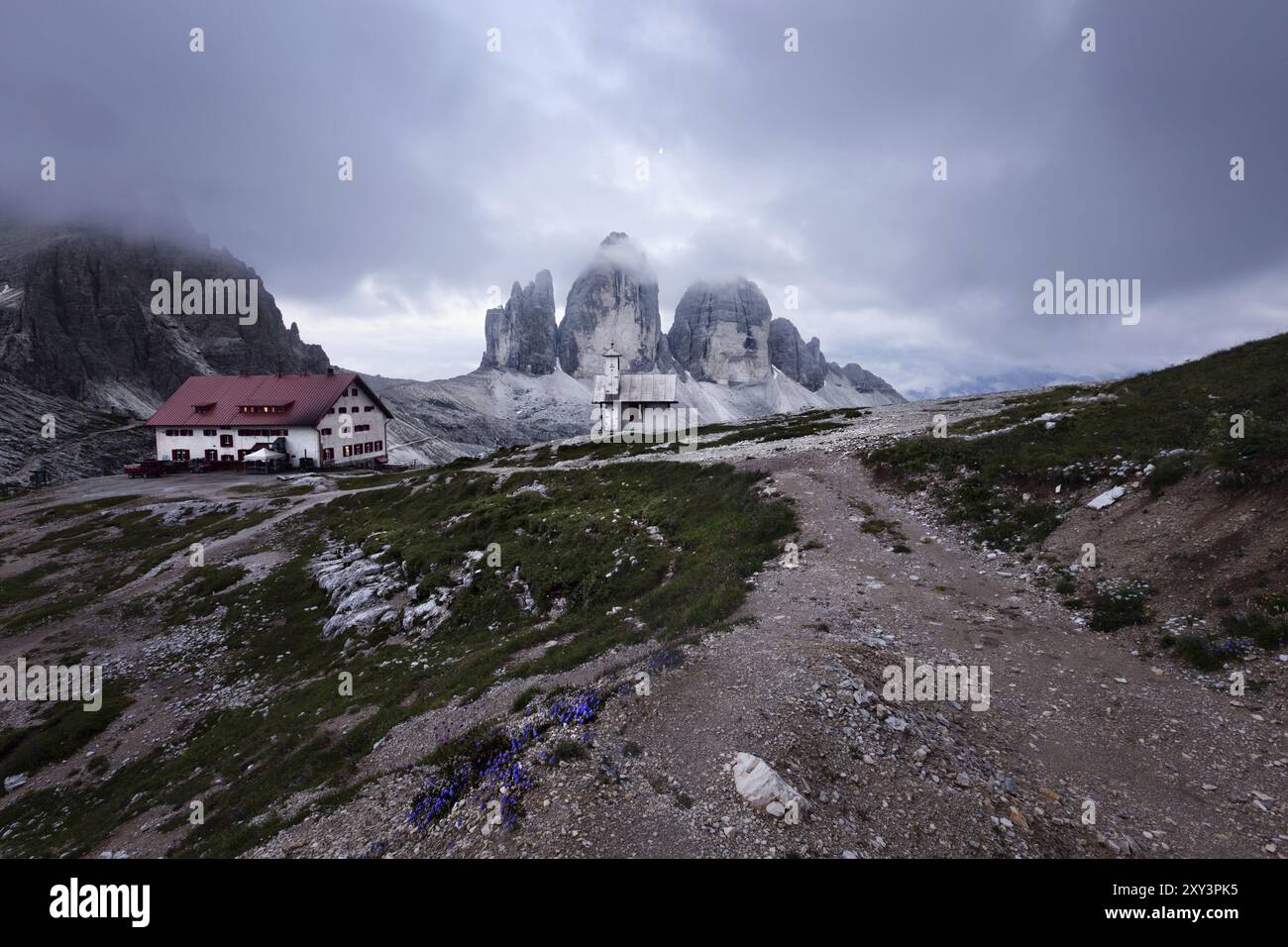 Tre Cime und Rifugio Locatelli am Abend bewölkt, italienischen Dolomiten Stockfoto