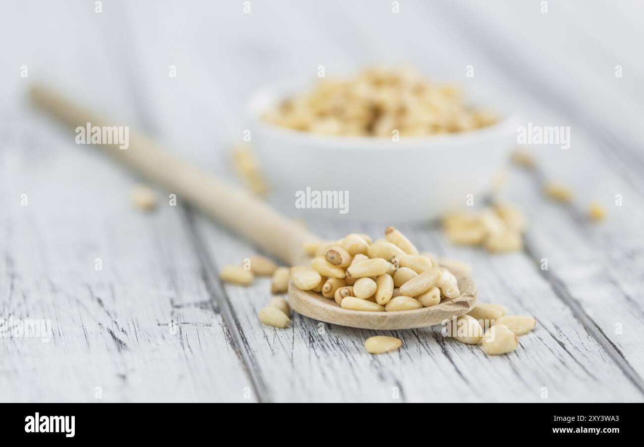 Pinienkernen auf rustikalen Holzmöbeln Hintergrund (Nahaufnahme) Stockfoto