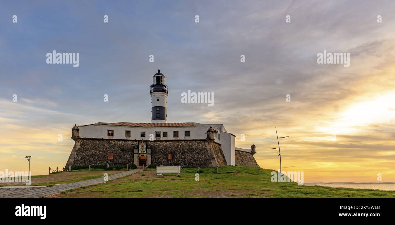 Blick auf den berühmten Leuchtturm Barra in Salvador, Bahia bei Sonnenuntergang im Sommer im Nordosten Brasiliens Stockfoto