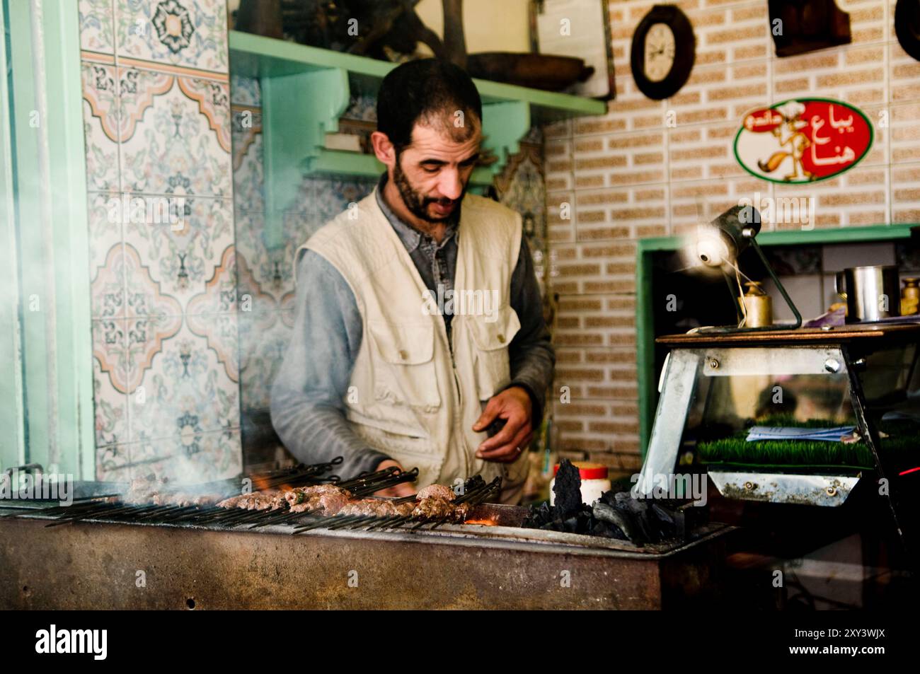 Grillspieße in einem kleinen Restaurant in der Altstadt von Fes, Marokko. Stockfoto