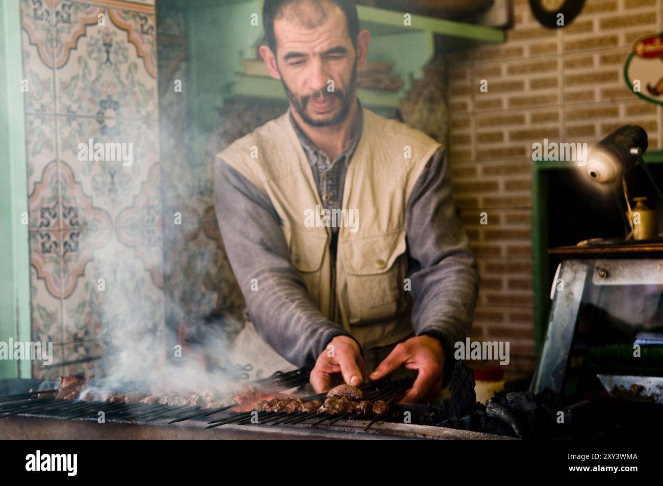 Grillspieße in einem kleinen Restaurant in der Altstadt von Fes, Marokko. Stockfoto