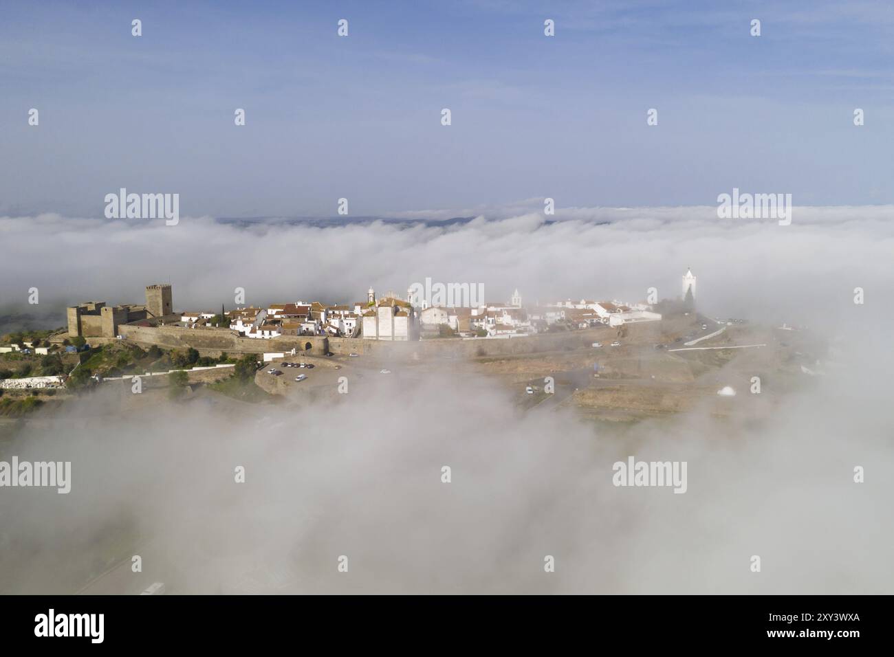 Monsaraz Drohne aus der Luft auf die Wolken in Alentejo, Portugal, Europa Stockfoto