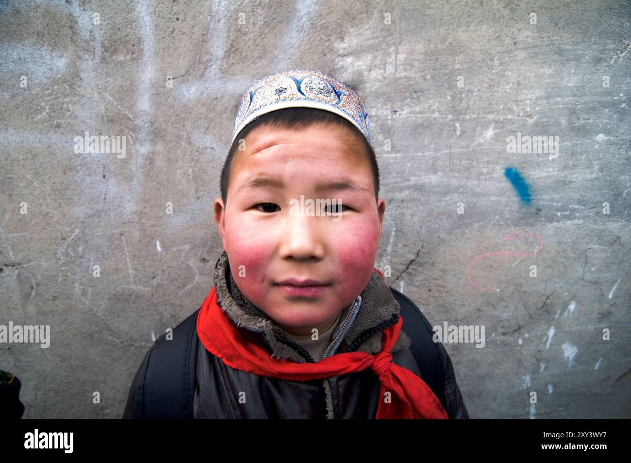 Porträt eines muslimischen Hui-Jungen aus der Grundschule, aufgenommen in Linxia, Gansu, China. Stockfoto